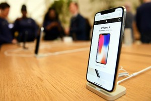 Các nhà bán lẻ cho biết iPhone X chính hãng có thể lên kệ sớm, ngay từ cuối tháng 11 thay vì phải đợi tới tháng 12 hay qua năm sau như dự kiến lúc trước.