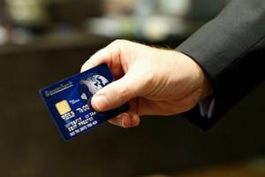 Người tiêu dùng, doanh nghiệp, chính phủ đều hưởng lợi nếu chọn các giải pháp thanh toán không dùng tiền mặt.