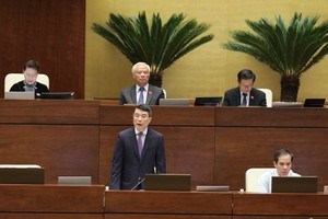 Thống đốc NHNN Lê Minh Hưng trả lời chất vấn trước Quốc hội.