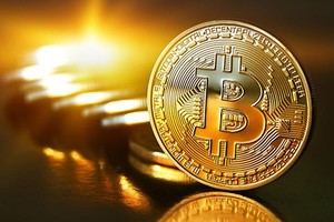 Bitcoin lập kỷ lục 8.000 USD