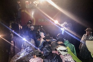 Các công nhân khắc phục sự cố sạt lở trong tối 20/11.