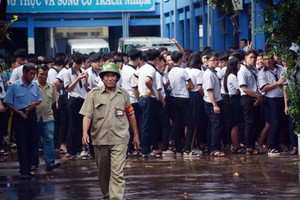 Học sinh trường Nhân Văn tập trung trước sảnh sau vụ cháy.