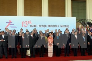 Phó Thủ tướng, Bộ trưởng Ngoại giao Phạm Bình Minh (hàng đầu, thứ tư từ trái sang) và các Trưởng đoàn chụp ảnh chung.