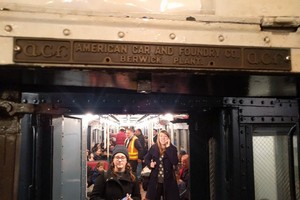 Chuyến tàu điện ngầm cổ kính ít người biết dưới lòng New York