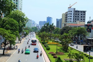 Hà Nội xén thảm cỏ trục đường lớn để chống ùn tắc