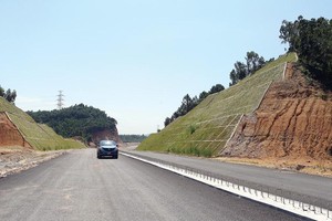 Dự án Đường cao tốc Hạ Long - Vân Đồn tạo kết nối quan trọng tới đặc khu Vân Đồn. Ảnh: Đức Thanh