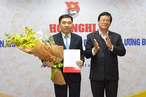 Đồng chí Hà Ban trao quyết định và chúc mừng đồng chí Nguyễn Mạnh Dũng. Ảnh Trung ương Đoàn