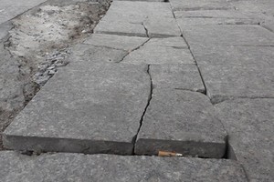 Vỉa hè đường Nguyễn Trãi liên tục xuất hiện vỡ nát khi vừa thi công.