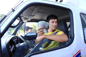 Ngoài chiêu dùng tiền lẻ, các tài xế còn dùng tiền mệnh giá lớn để trả phí.