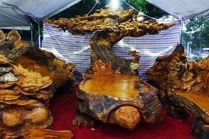 Chiêm ngưỡng bộ bàn ghế “tứ linh” bằng gỗ trai nghìn năm giá gần 3 tỷ đồng