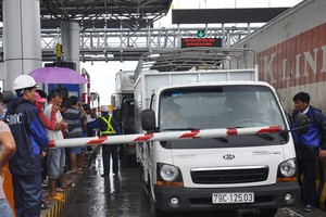 Trong vài ngày qua, trạm BOT Ninh An luôn tắc nghẽn do tài xế dùng tiền lẻ mua vé qua trạm