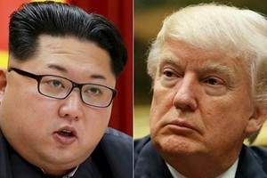 Tổng thống Mỹ Donald Trump (phải) và nhà lãnh đạo Triều Tiên Kim Jong-un. Ảnh: Reuters/AP