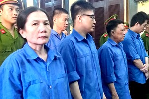 Bị cáo Oanh và đồng phạm. Ảnh: Hải Duyên