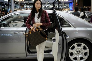 Không được cha mẹ dạy về tiền bạc, con dễ mắc sai lầm khi chi tiêu - Ảnh: AP.