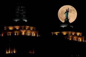 Cảnh tượng siêu trăng trên khắp thế giới tháng 12