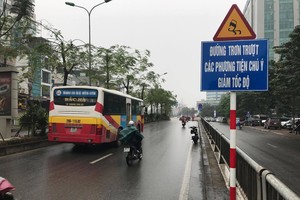 Đào rãnh, xây gờ chống trơn trượt trong hầm chui Kim Liên