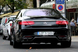 Chiếc S63 AMG coupe ở Đức không có tên xe như ở nơi khác ngoài châu Âu.