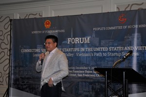 Ông Sonny Vũ, CTO của Tập đoàn Fossil, tham dự diễn đàn ngày 9/12 tại Mỹ. Ảnh: UBNVNONN.