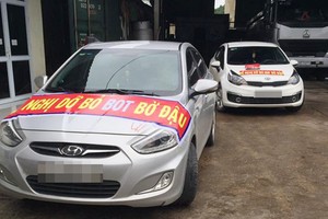 Các xe treo băng rôn đề nghị dỡ bỏ trạm thu phí. Ảnh: CTV