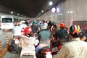 Làn xe máy trong hầm Thủ Thiêm thường xuyên bị ùn ứ vào giờ cao điểm. Ảnh: Hữu Nguyên