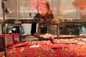 Doanh nghiệp không được nhập khẩu vàng nguyên liệu, nên kinh doanh vàng trang sức đang teo tóp. Ảnh: Đức Thanh