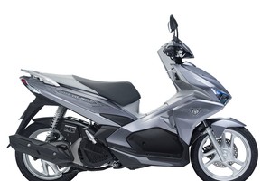 Honda Air Blade bản cao cấp mới thiết kế lại tem xe và màu sơn.