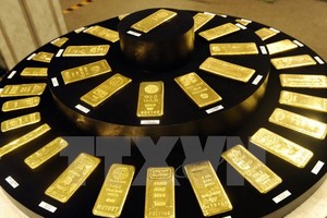 Các thỏi vàng được trưng bày tại cửa hàng kim hoàn Ginza Tanaka ở Tokyo, Nhật Bản. (Nguồn: AFP/TTXVN)