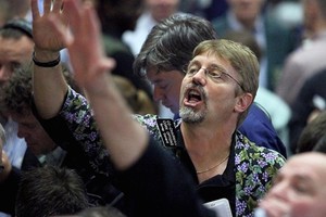 Nhà đầu tư giao dịch trên sàn CME. Ảnh: AFP