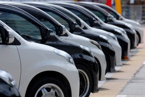 Xe nhập khan hàng dịp cuối năm.