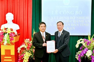 Phó Chánh án TANDTC Nguyễn Trí Tuệ trao Quyết định bổ nhiệm cho đồng chí Nguyễn Khánh Phương.