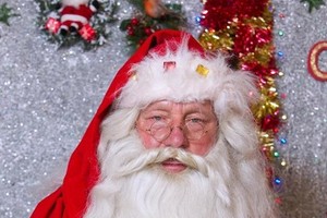 Ông Hulsue trong bộ đồ đỏ và râu tóc bác phơ của ông già Noel mỗi dịp Giáng sinh. Ảnh: Sun.