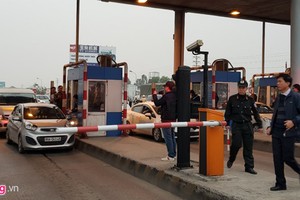 Các xe dàn hàng để phản đối thu phí trên quốc lộ 5 ngày 11/12. Ảnh: Văn Chương.