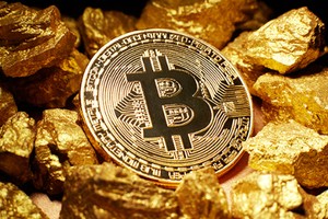 Giá Bitcoin tăng nóng đã thu hút nhiều người đổ tiền vào đầu tư. 