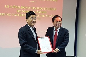 Thứ trưởng Lê Tấn Dũng trao Quyết định cho ông Lê Công Sơn – Giám đốc Trung tâm.Ảnh Internet