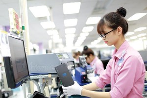 Hàng triệu triệu người Việt Nam đã có được cuộc sống đủ đầy hơn kể từ khi mở cửa thu hút đầu tư nước ngoài. Trong ảnh: Nhà máy của Samsung tại Thái Nguyên.