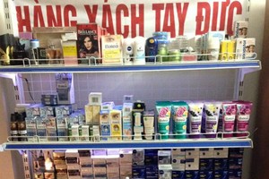 Hàng xách tay được nhiều người săn lùng vì giá rẻ hơn hàng chính hãng.