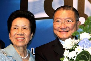 Ông Charoen Sirivadhanabakdi và vợ. Ảnh: Nikkei