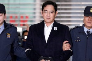 Dù bị kết án 5 năm tù trong phiên xử vào cuối tháng 8 vừa qua, ông Lee Jae Yong, phó Chủ tịch Tập đoàn Samsung Electronics vẫn bị đề nghị mức án 12 năm tù trong phiên tòa phúc thẩm. (Nguồn: stuff.co.nz)