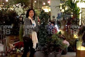 Hình ảnh được cho là bà Yingluck đang mua sắm tại trung tâm thương mại ở London (Ảnh: News TV 18)