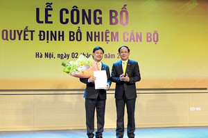 Ông Phạm Anh Tuấn - Chủ tịch Hội đồng thành viên trao quyết định bổ nhiệm cho tân Tổng giám đốc Chu Quang Hào. Ảnh: VGP/Hiền Minh