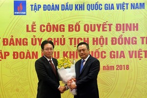 Tân Chủ tịch HĐTV PVN Trần Sỹ Thanh (phải) nhận hoa chúc mừng từ Tổng giám đốc PVN Nguyễn Vũ Trường Sơn (ảnh : CTV) 