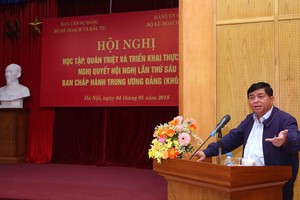 Bộ trưởng Nguyễn Chí Dũng trao đổi về Nghị quyết số 18-NQ/TW (Ảnh: Đức Trung)