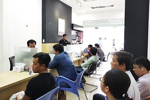 Nhiều người chờ đợi thay pin tại một Trung tâm bảo hành được Apple ủy nhiệm tại TP.HCM.