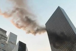 Ngọn lửa bùng phát từ một sự cố chập điện tại hệ thống làm mát trên tầng thượng. (Nguồn: NY Daily News)