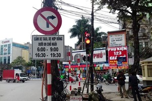 Biển cấm xe hợp đồng dưới 9 chỗ đặt trên đường Giảng Võ. Ảnh: Văn Chương