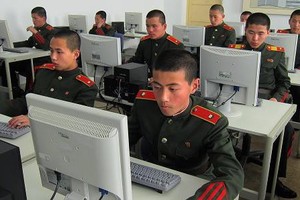 Sinh viên tại Trường Cách mạng Mangyongdae, Triều Tiên, làm việc trên máy tính. (Nguồn: CNBC)