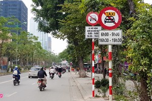 Biển cấm xe hợp đồng đặt trên đường Láng Hạ. Ảnh: Văn Chương.