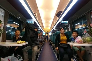 Thành, vách, cửa sổ toa xe được đúc liền khối. Ảnh: Hữu Nguyên