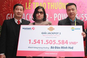 Chị Đào Minh Huệ nhận giải thưởng trị giá hơn 1,5 tỷ đồng. Ảnh: Anh Tú.