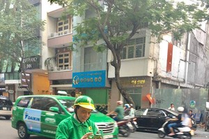 Ông Hồ Huy, Chủ tịch HĐQT Mai Linh trực tiếp đi đón khách dịch vụ xe ôm (ảnh: FB Huynh Nguyen)